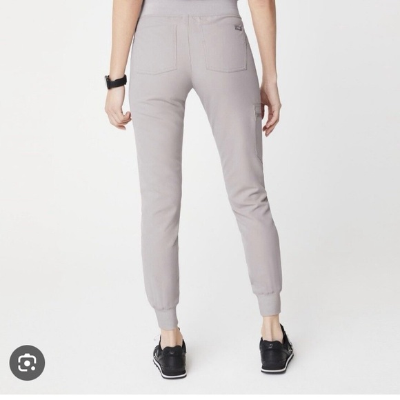 FIGS Womens Scrubs Set in Color Slate, Catarina Top Medium, Zamora Jogger Small - Picture 2 of 3